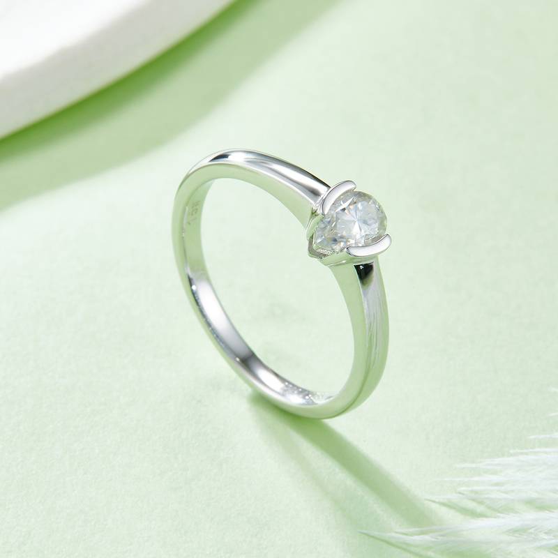 简约梨形S925银镀白金MoissaniteWomen's Ring0.5ctD级